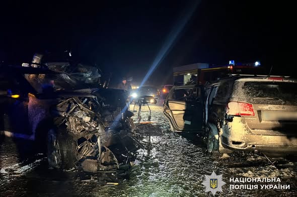 На трасі Київ — Харків сталася смертельна ДТП: маршрутка виїхала на зустрічну смугу, є загиблі (фото) - INFBusiness