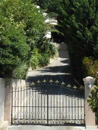 Не Піскуном єдиним: українські Генпрокурори та їх скандали з елітною маєтністю - INFBusiness