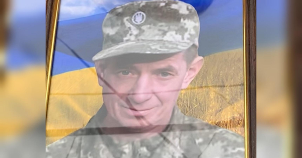 Особливо щемливим моментом стало вручення прапора України доньці бійця: на Донеччині загинув стрілець з Вінниччини - INFBusiness