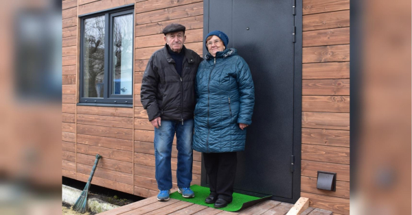 Родина пенсіонерів з Полтавщини, яка після атаки росіян змушена була жити в курнику, отримала від благодійників модульний будинок - INFBusiness