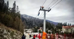 На гірськолижному курорті у Львівській області зупинився крісельний підйомник, на якому близько 80 людей