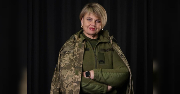 «Завдяки пісні я зустріла своє кохання, і напередодні 60-річного ювілею вийшла заміж»: військова, яка вступила в ЗСУ, щоб підтримати доньку - INFBusiness