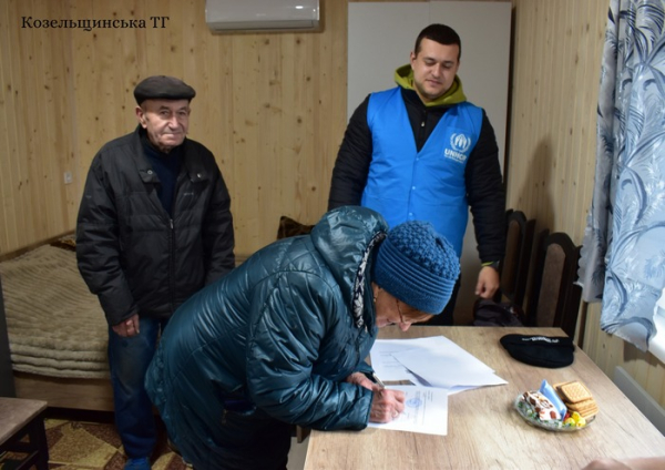 Родина пенсіонерів з Полтавщини, яка після атаки росіян змушена була жити в курнику, отримала від благодійників модульний будинок - INFBusiness