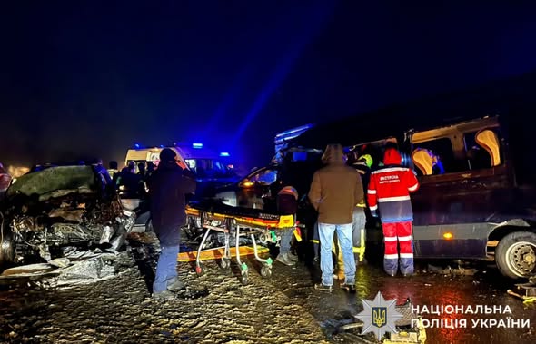 На трасі Київ — Харків сталася смертельна ДТП: маршрутка виїхала на зустрічну смугу, є загиблі (фото) - INFBusiness