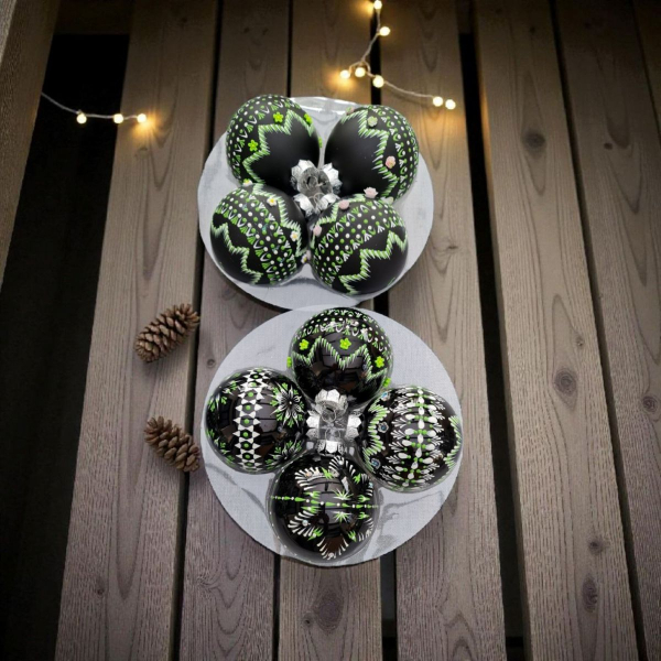 «Різдвяні кульки можна підвісити на віконну раму за допомогою різнокольорових стрічок», — мисткиня Габріела Крехт - INFBusiness