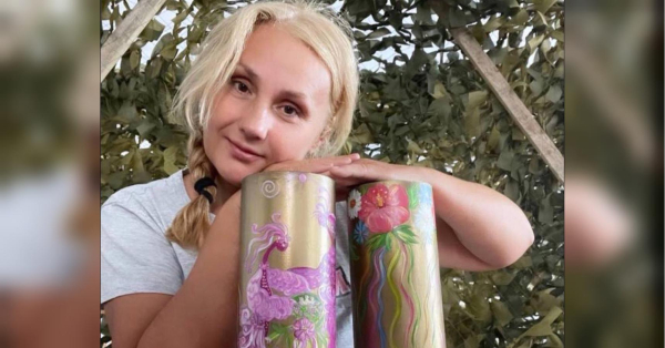 «Сюжети для робіт беру з життя односельців»: як завідувачка клубу на Хмельниччині розписує у селі криниці - INFBusiness