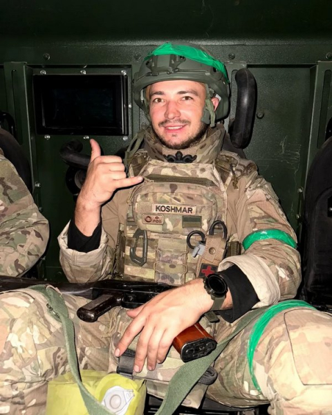 «Викидай крісло і вставай»: ветеран «Азову», що втратив ногу, ходить у гори, викладає йогу та катається на вейку - INFBusiness
