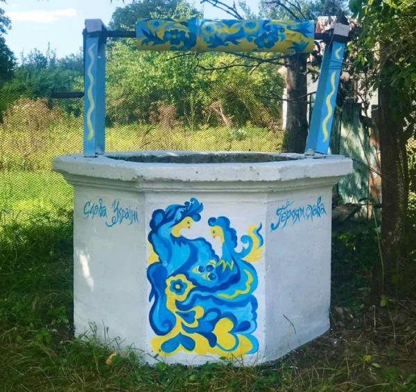 «Сюжети для робіт беру з життя односельців»: як завідувачка клубу на Хмельниччині розписує у селі криниці - INFBusiness