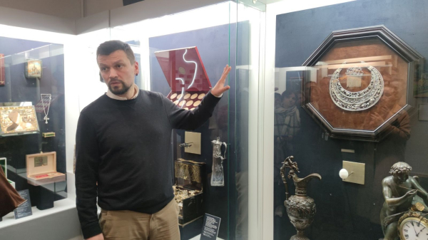 «Замість нападника збірної України з футболу Андрія Вороніна Дієго Марадона намалював себе»: відкрилась виставка речей, які дарували Януковичу - INFBusiness