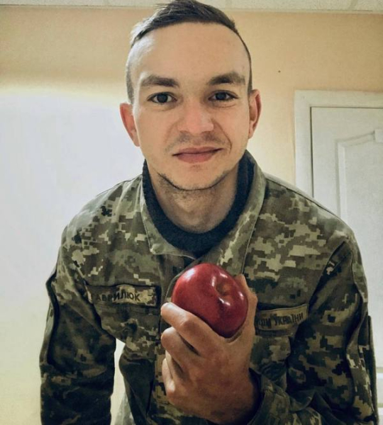 «Загибель партнера була певним важелем, чому я пішов на фронт»: військовий та активіст ЛГБТІК+спільноти про виклики під час повномасштабного вторгнення - INFBusiness