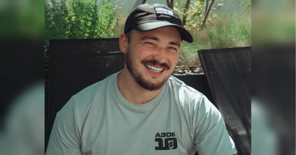 «Викидай крісло і вставай»: ветеран «Азову», що втратив ногу, ходить у гори, викладає йогу та катається на вейку - INFBusiness