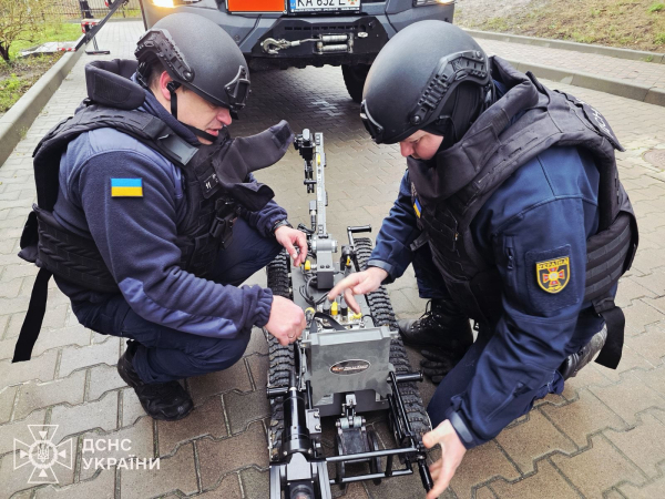 У Вишгороді рятувальники прибрали дрон і касетні боєприпаси з даху багатоповерхівки (фото, відео) - INFBusiness