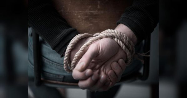 Тримали на ланцюгу, били й труїли сурогатом: на Полтавщині розслідують злочини «чорних рієлторів» - INFBusiness