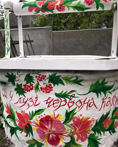 «Сюжети для робіт беру з життя односельців»: як завідувачка клубу на Хмельниччині розписує у селі криниці - INFBusiness