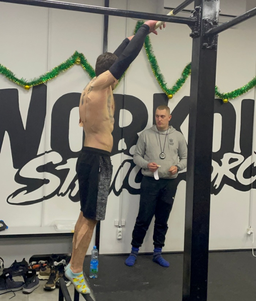 «Під час фіксації росіяни бомбили Київ і були прильоти поруч»: спортсмен із Полтави встановив світовий рекорд з виходів на турніку - INFBusiness