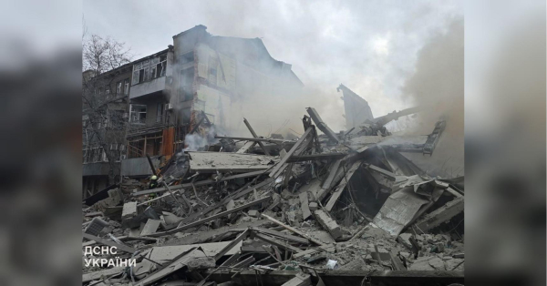 Російські окупанти вдарили двома ракетами по багатоповерхівці в Харкові: показали жахливі кадри (фото, відео) - INFBusiness
