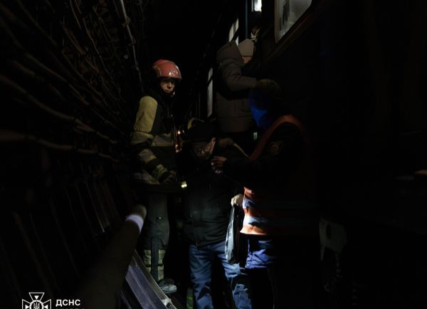 Рятувальники показали, як під час блекауту евакуювали людей з київської підземки (фото) - INFBusiness