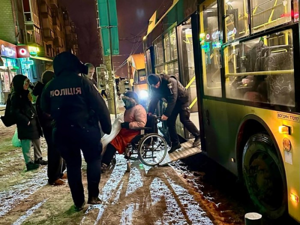 Полювання на «Чипсу»: 84-річна жебрачка на кріслі колісному вибрала свободу - INFBusiness