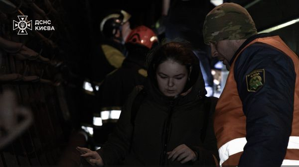 Рятувальники показали, як під час блекауту евакуювали людей з київської підземки (фото) - INFBusiness