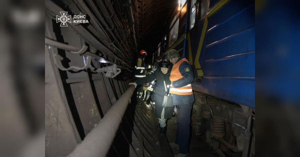 Рятувальники показали, як під час блекауту евакуювали людей з київської підземки (фото) - INFBusiness