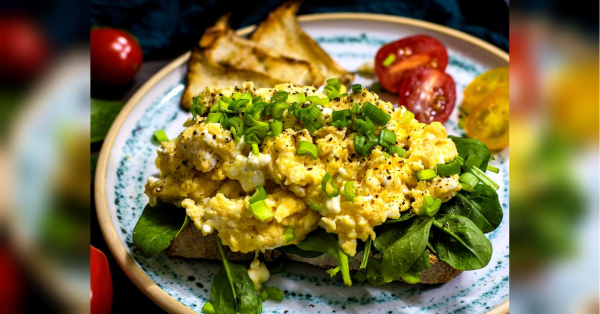 На всі випадки життя: хрумкий тост зі скремблом — простий і корисний сніданок щодня - INFBusiness