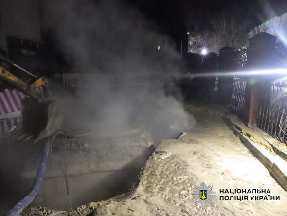 У Києві рятують 16-річну дівчину, яка впала в яму з окропом з вини комунальників (фото) - INFBusiness