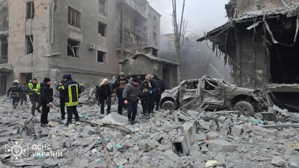 Російські окупанти вдарили двома ракетами по багатоповерхівці в Харкові: показали жахливі кадри (фото, відео) - INFBusiness