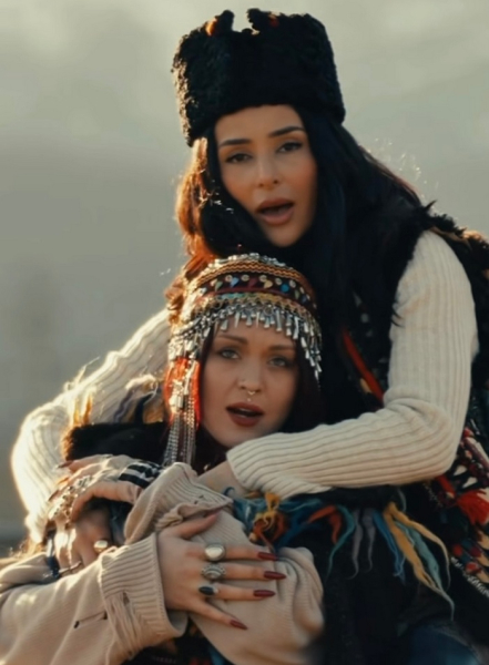 Популярна співачка Злата Огнєвіч, яка вразила світлинами, випустила несподівану музичну колаборацію. Разом з артисткою Юлією Юріною вони переосмислили обрядову пісню «Ішла пані через двор» та лемківську колискову. Гуцулка з фільму «Тіні забутих предків» знялася у музичному кліпі - INFBusiness