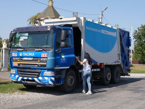 «Якось вантажники не змогли доїхати до роботи і довелося самій перевертати баки, кожний по 120 кубів»: єдина в Україні водійка сміттєвозу - INFBusiness