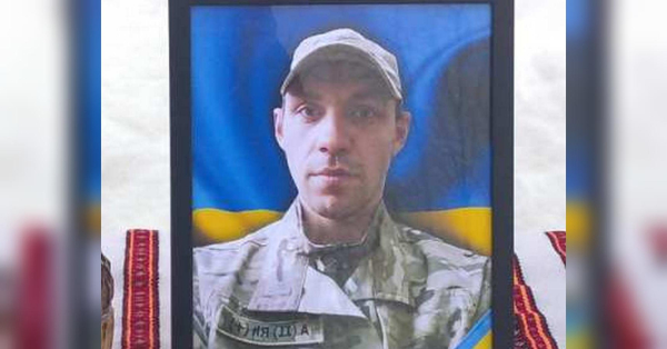 Сокирянська громада провела в останню земну дорогу героя Ярослава Шевчука із села Ломачинці. Втрата ще одного молодого воїна — навіки незагоєна рана в серцях рідних, повідомляють у громаді. Він будував фундамент перемоги: на Харківщині загинув електрик з Буковини - INFBusiness