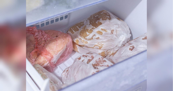 Морозилка — справжній союзник на кухні. Завдяки їй ми можемо насолоджуватися сезонними продуктами цілий рік і рідше робити покупки. Однак тут є й свої обмеження. Багато хто з нас ставиться до неї як до «чарівної скриньки», де їжа може чекати місяцями, навіть роками. Неправильне заморожування може призвести до неприємних сюрпризів під час приготування. Теоретично заморожування зберігає свіжість продуктів майже необмежений час. На практиці продукти поступово втрачають свою харчову цінність, а структура м'яса змінюється. Тому варто знати приблизні терміни придатності, пише популярний польський кулінарний сайт Рysznosci. Морозилка — не чарівна скринька: скільки насправді можна зберігати м’ясо без втрати якості - INFBusiness