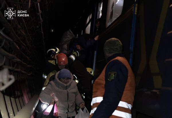 Рятувальники показали, як під час блекауту евакуювали людей з київської підземки (фото) - INFBusiness