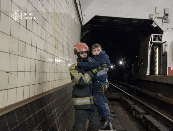 Рятувальники показали, як під час блекауту евакуювали людей з київської підземки (фото) - INFBusiness