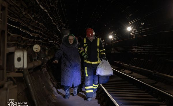 Рятувальники показали, як під час блекауту евакуювали людей з київської підземки (фото) - INFBusiness