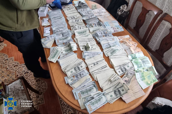 Сотні тисяч доларів та фіктивні довідки за ухилення від мобілізації: СБУ викрила голову ВЛК (фото) - INFBusiness