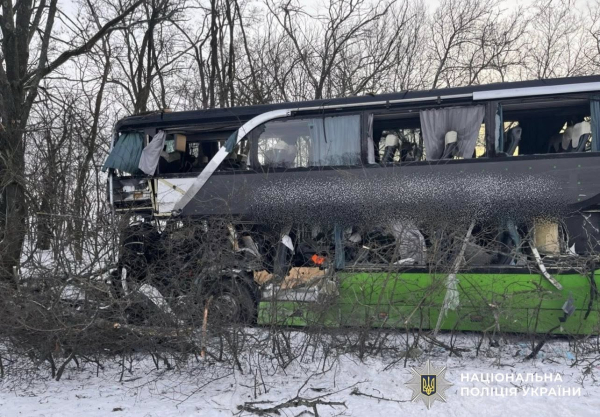 Смертельне зіткнення: автопоїзд влетів у пасажирський автобус, є загиблі (фото) - INFBusiness