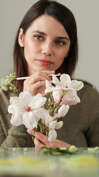 «Люди пишуть, що навіть через екран відчувають аромат моїх квітів», — майстриня з керамічної флористики Юлія Олійник - INFBusiness