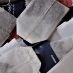 Навіщо чайні пакетики класти у взуття: крутий лайфхак для всіх - INFBusiness