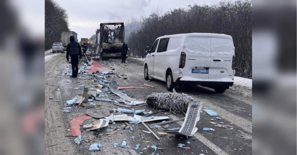 Смертельне зіткнення: автопоїзд влетів у пасажирський автобус, є загиблі (фото) - INFBusiness