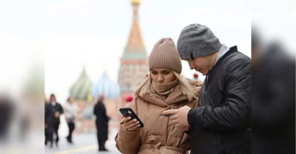 Росіяни знають тепер, що таке атаки дронів, зростання цін та придушення свободи слова. Але тепер їх все частіше просять обходитися без інтернету на телефонах, що дратує нерви та залишає багатьох відірваними від світу. Перебої з мобільним інтернетом стали нормою по всій країні, і влада стверджує, що цей захід необхідний для «запобігання атакам українських безпілотників», які використовують цю технологію для навігації, пише NBC News. Але місцеві та іноземні експерти, які спілкувалися з журналістами видання, поставили під сумнів це виправдання. Готують до цифрової ізоляції: у рф скаржаться на регулярні відключення мобільного інтернету - INFBusiness