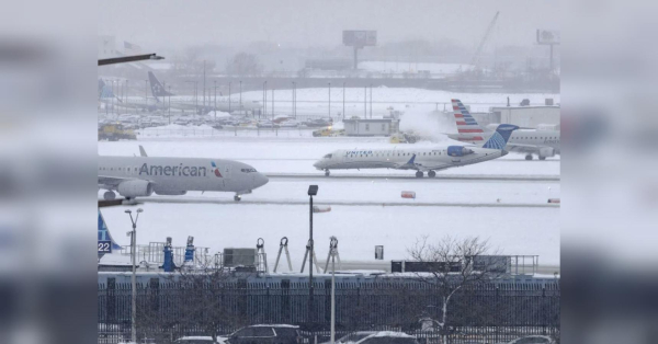 Потужний зимовий шторм вирує у США. Він призвів до аварій на трасах, скасування двох тисяч авіарейсів, відключення електрики для десятків тисяч домогосподарств та людських жертв. Синоптики називають його найсильнішим з 1993 року, пише ABC News. Снігова буря паралізувала США: тисячі рейсів скасовано, кількість жертв зростає - INFBusiness