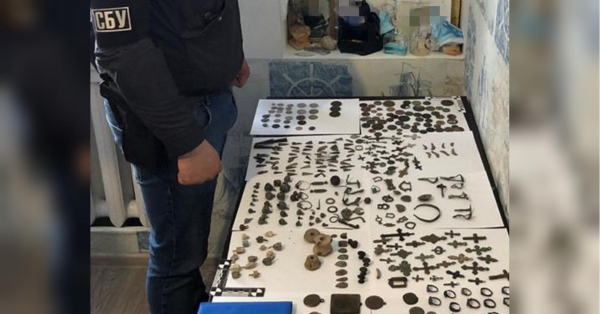 «Чорний» археолог намагався продати «вінегрет» старовинних монет і прикрас, знайдених на Більському городищі - INFBusiness