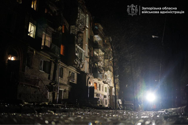 Вночі росіяни відзначили річницю вторгнення в Україну масованим ударом по Запоріжжю (фото, відео) - INFBusiness