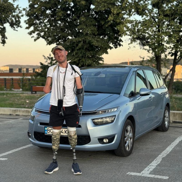 «Я відчув такий адреналін! Це було круто! Раджу всім спробувати»: як ветеран з чотирма ампутаціями став на лижі - INFBusiness