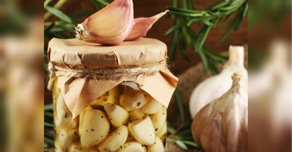 Не робіть цього з часником: він втратить свій аромат або згіркне, зіпсувавши страву - INFBusiness