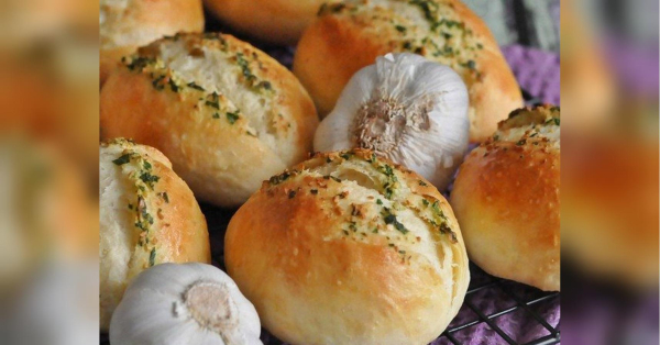Булочки з часником і травами: чудово смакують до багатьох страв - INFBusiness