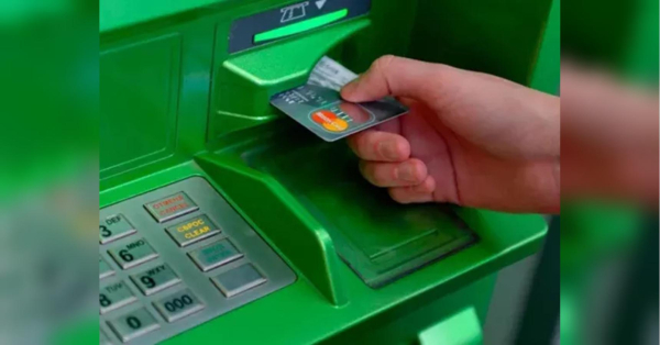 В Україні через масові відключення світла нерідкою є ситуація, коли світло пропадає під час користування банкоматом. У Приватбанку розповіли, як бути в такій ситуації. Що робити, якщо банкомат відключився у момент зняття грошей: докладна інструкція - INFBusiness