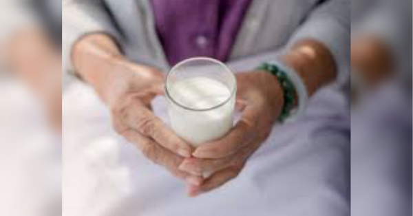 Це має велике значення: скільки склянок молока мають випивати люди старшого віку щодня - INFBusiness