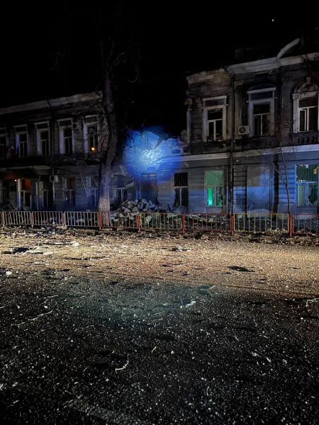 Росіяни продовжують обстрілювати Україну. У ніч на 21 лютого (з 18:00 20 лютого) противник атакував однією балістичною ракетою «Іскандер-М», а також 120 ударними БпЛА типу «Shahed», «Гербера», «Італмас» та безпілотниками інших типів, близько 80 із них — «шахеди». Про це повідомили в Повітряних Силах ЗСУ. Зруйновані домівки та поранені: що відомо про нічні удари ворога по Україні (фото) - INFBusiness