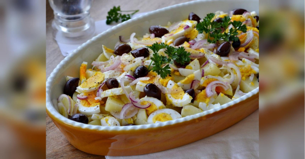 Картопляний салат з яйцями, оливками та цибулею: простий та смачний рецепт, який точно вам сподобається - INFBusiness